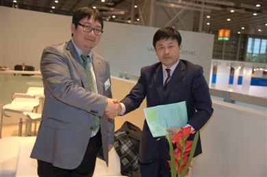 松原产业集团主席、首席执行官兼执行委员会主席朴钟昊与唐山百孚化工有限公司主席、现任松原百孚化工(唐山)有限公司主席张维启先生于2010年签约成立松原百孚化工(唐山)有限公司，生产销售硫代酯类抗氧化剂。 (图片来源: 松原产业株式会社)