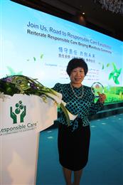 Cathy Yan, PPG Industries general manager, corporate and government affairs, Asia Pacific, attended the Responsible Care Beijing Manifesto Ceremony held by Association of International Chemical Manufacturers (AICM) and signed the new manifesto on behalf of PPG. 
