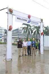 从左到右：Ashish Pandey，潘诺里生产基地总经理，Nilesh Mehta，松原特种化学品印度总经理 Byungsoo Boo，生产执行副总裁和松原实业集团执行委员会成员，Giacomo Sasselli，生产和工程执行副总裁和松原实业集团执行委员会成员。

松原产业集团已按照计划成功收购 SeQuent 的特殊化学品业务,包括聚合物稳定剂业务、SeQuent 在潘诺里 (Panoli) 的生产基地以及当地的研发部门。 
(图片来源: 松原产业株式会社)