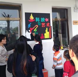Kids are decorating their school together with Clariant volunteers and pigments products.